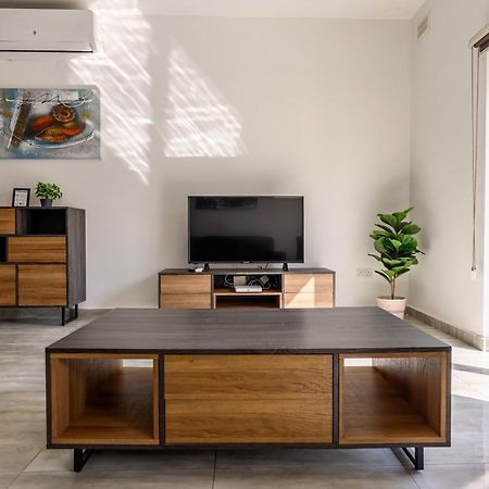 F11 Room 2, Private Room Two Single Beds Shared Bathroom In Shared Flat Msida Exterior foto