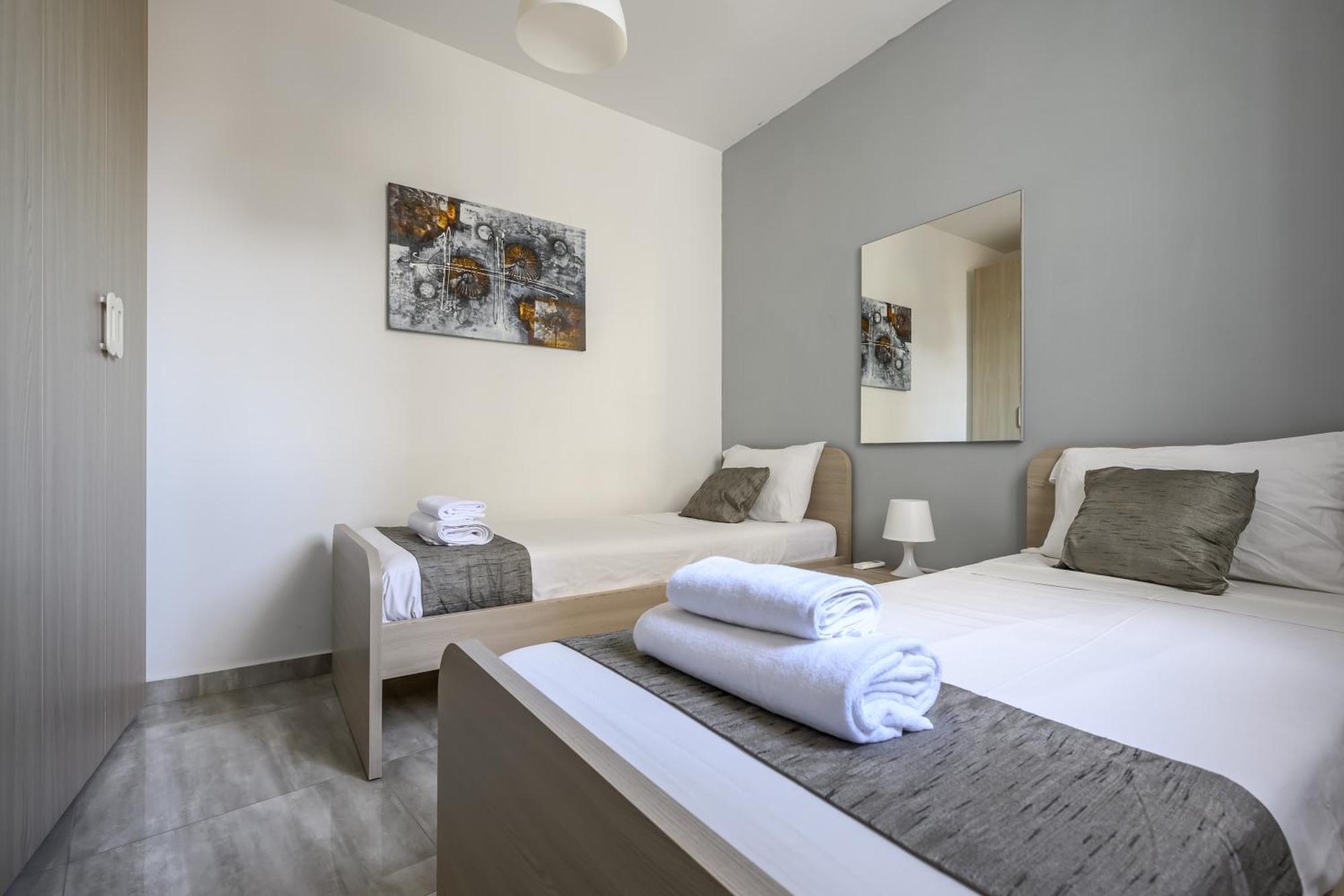 F11 Room 2, Private Room Two Single Beds Shared Bathroom In Shared Flat Msida Exterior foto