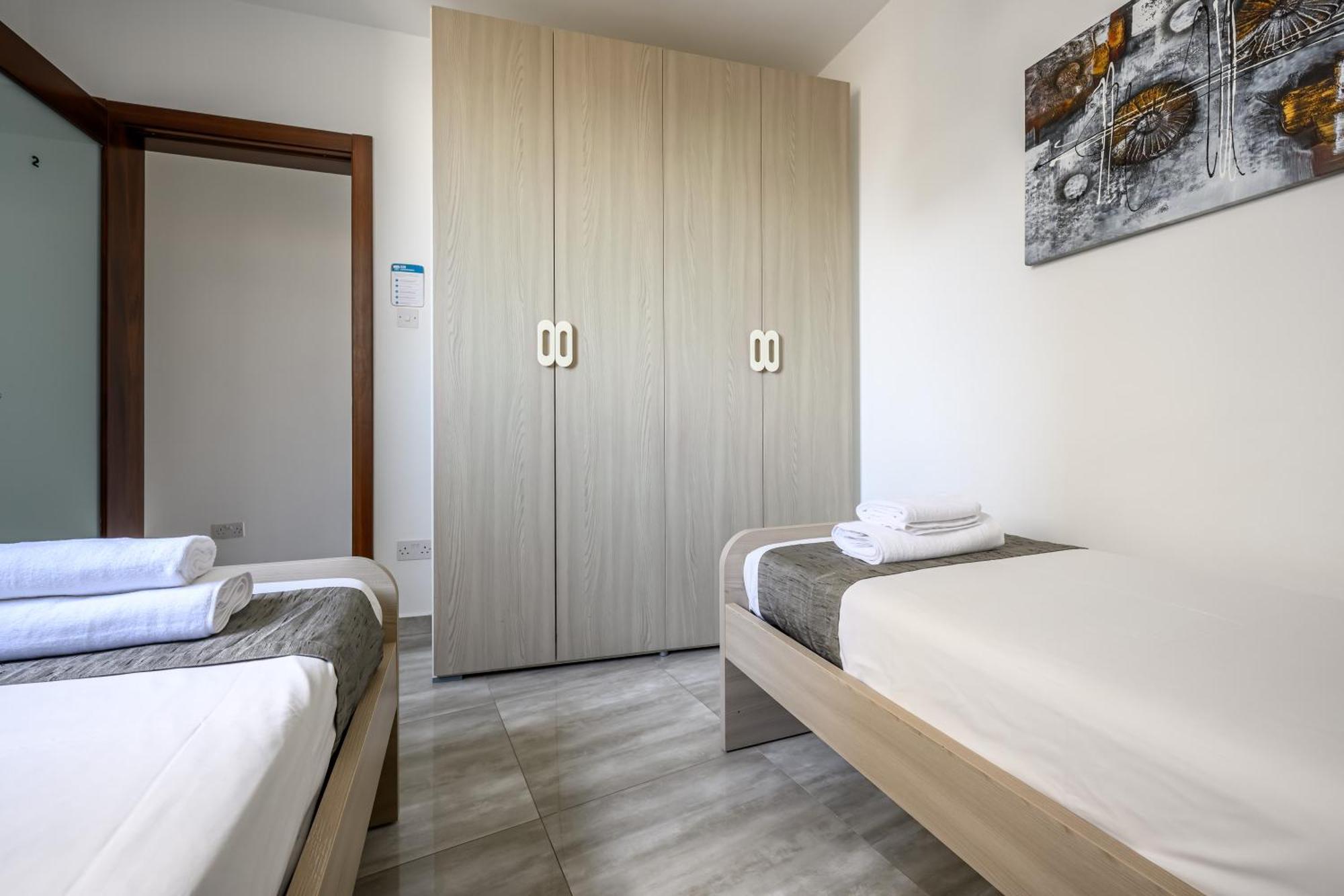 F11 Room 2, Private Room Two Single Beds Shared Bathroom In Shared Flat Msida Exterior foto